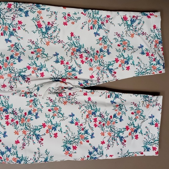 St. John's Bay Flowered Capri Pants Size 16 NWT - Picture 4 of 5